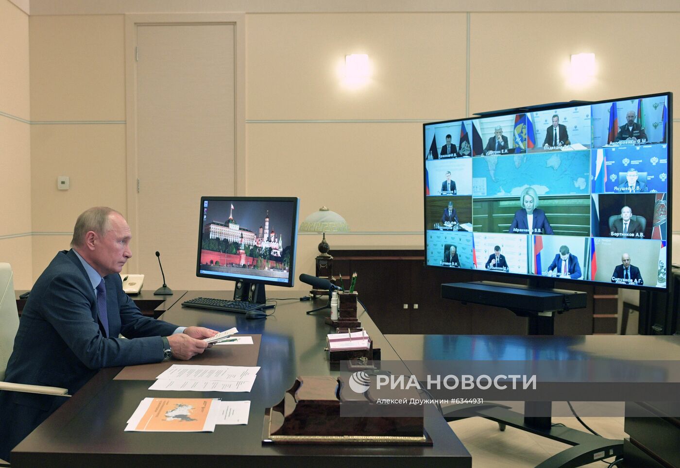 Президент РФ В. Путин провел совещание о развитии и декриминализации лесного комплекса