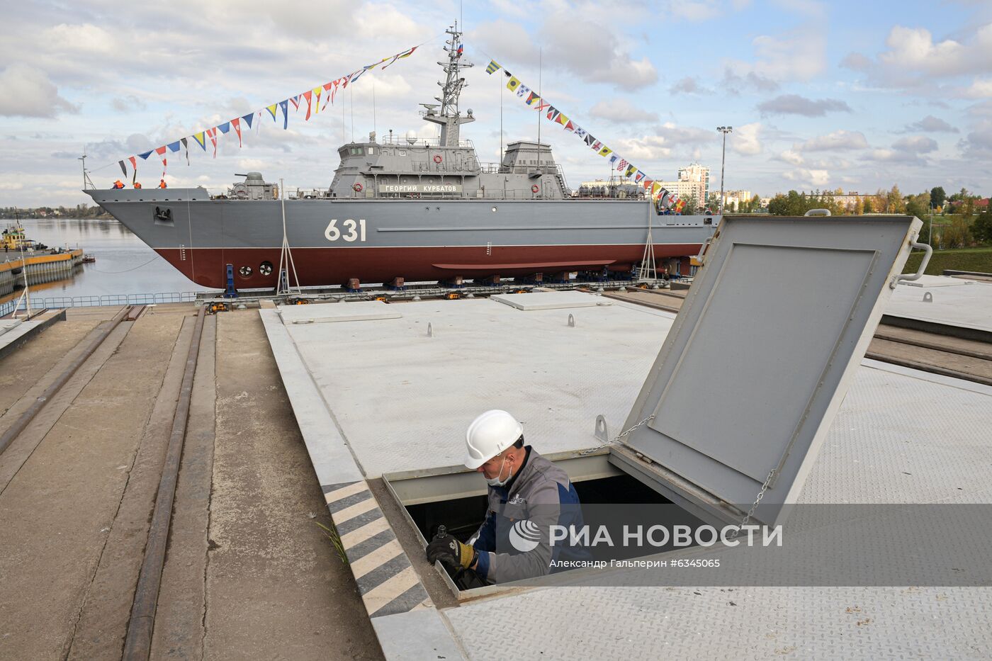 Спуск на воду корабля "Георгий Курбатов" в Санкт-Петербурге