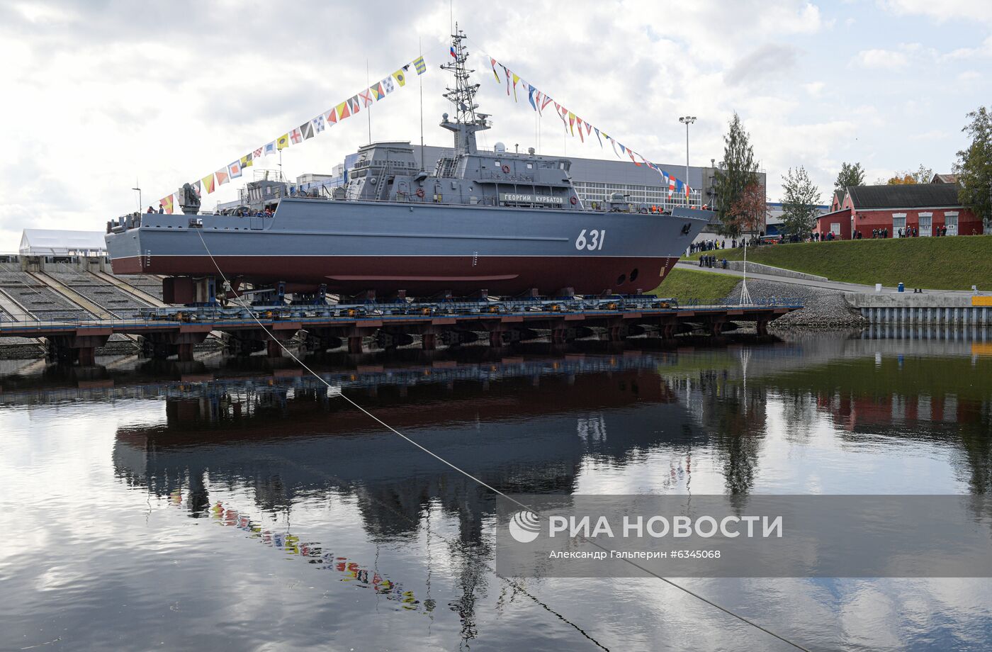 Спуск на воду корабля "Георгий Курбатов" в Санкт-Петербурге