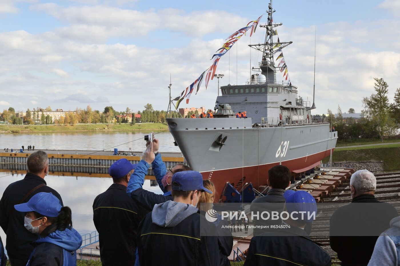 Спуск на воду корабля "Георгий Курбатов" в Санкт-Петербурге