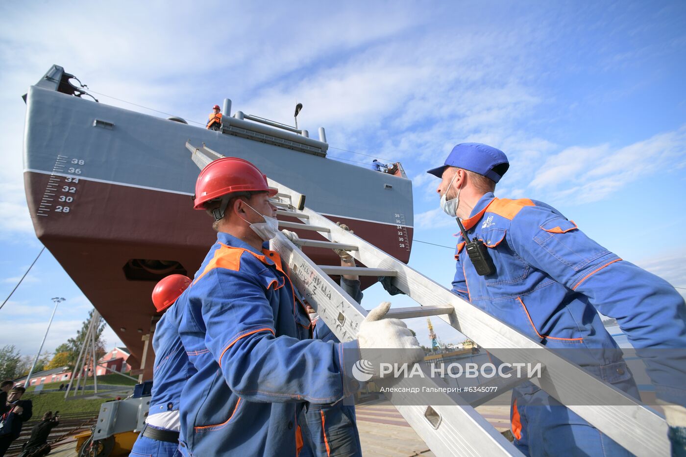 Спуск на воду корабля "Георгий Курбатов" в Санкт-Петербурге