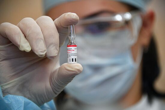 В Белоруссии началась вакцинация добровольцев российским препаратом от коронавируса "Спутник V"