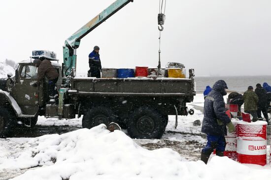 В Красноярском крае после разлива нефти на реке Хатанга ввели режим ЧС