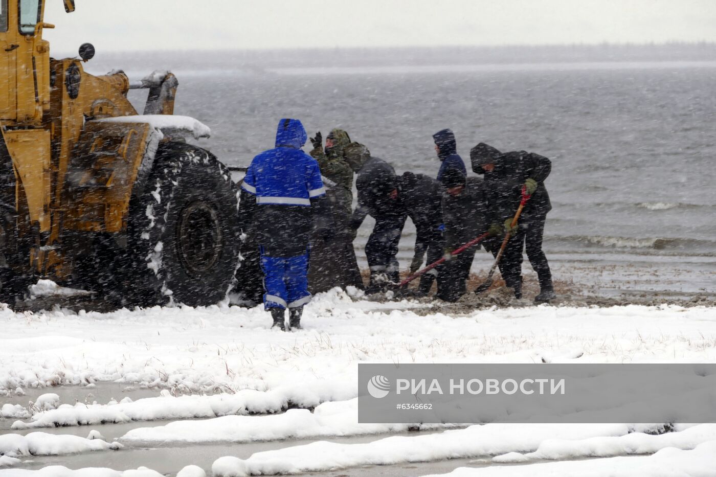 В Красноярском крае после разлива нефти на реке Хатанга ввели режим ЧС