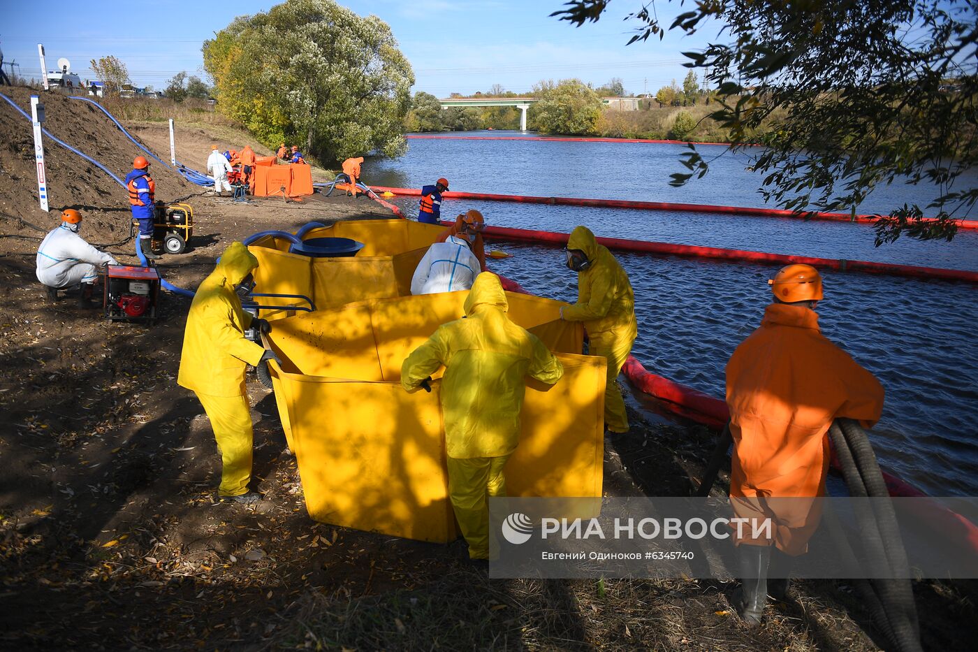 Учения по ликвидации ЧС по разливу нефтепродуктов в Подмосковье 