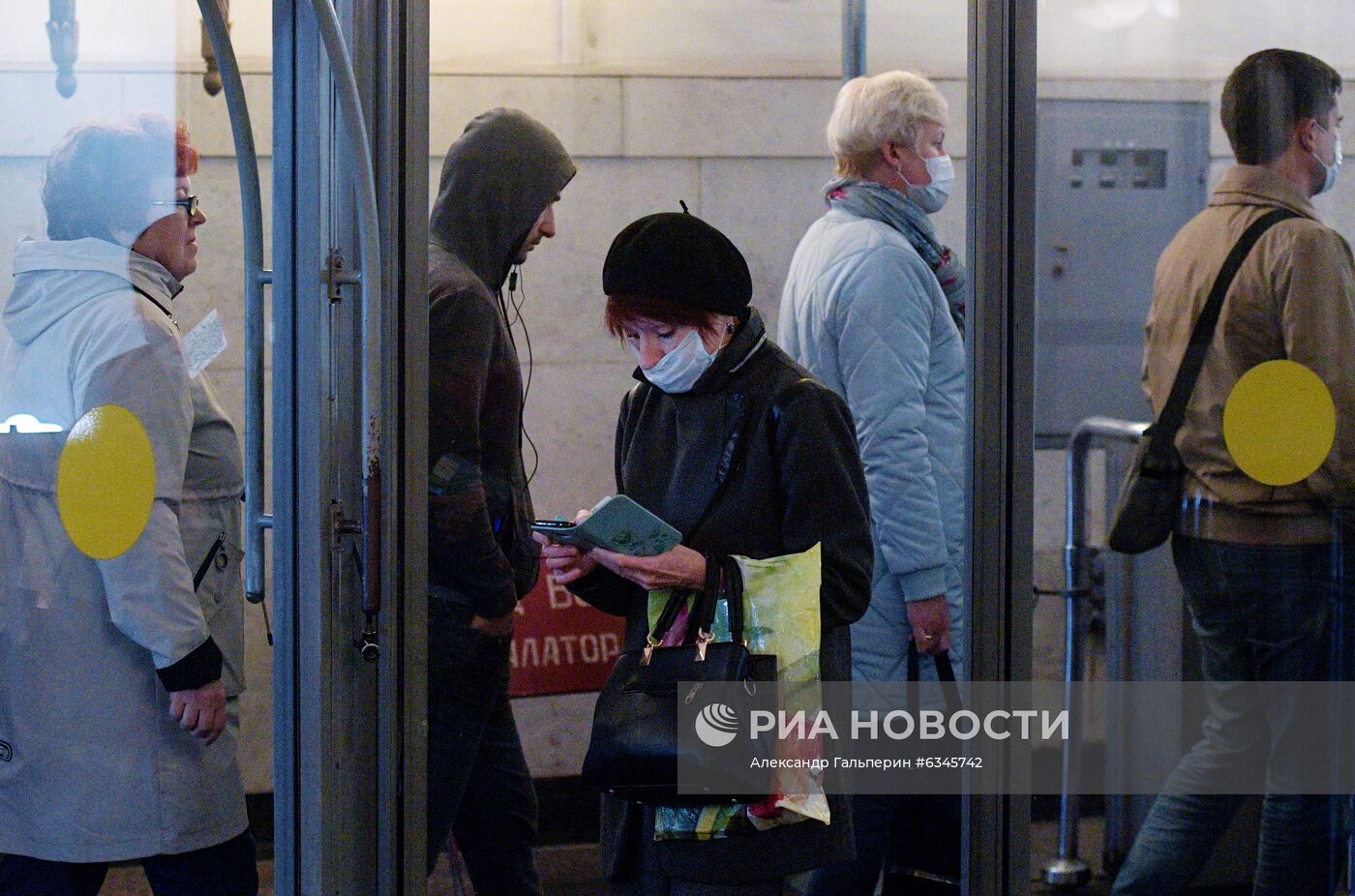 Масочный режим ужесточили в общественном транспорте Санкт-Петербурга
