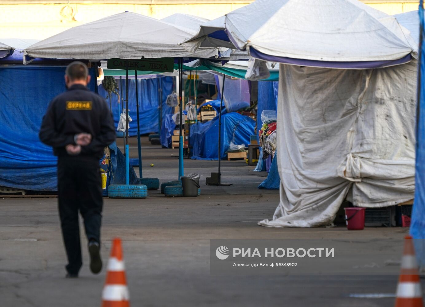 В Москве закрыли Коптевский рынок из-за нарушения масочного режима
