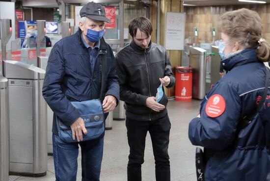 Проверка масочного режима в московском метро