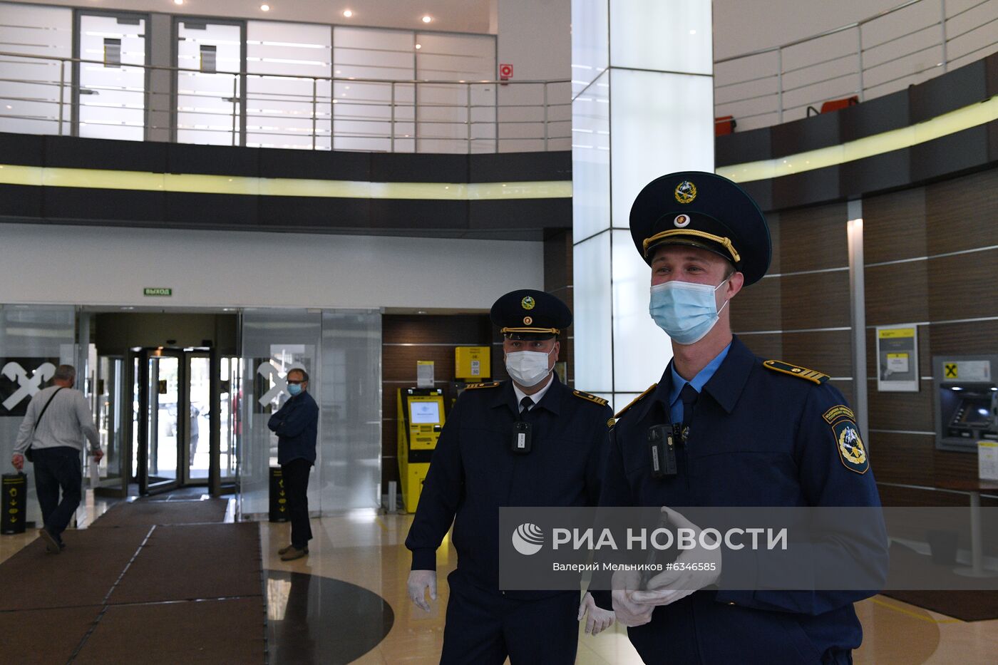 Рейд по проверке банка на соблюдение перчаточно-масочного режима