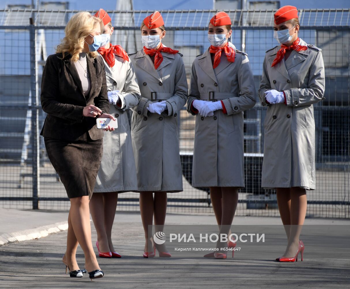 Заместитель председателя правительства РФ Татьяна Голикова (слева на первом плане) во время посещения кинологического подразделения авиакомпании "Аэрофлот" в аэропорту Шереметьево, где приступили к тренировке служебных собак по выявлению коронавирусной инфекции у человека. Ученые разработали параметры инактивации коронавируса в пробах от больных радиологическим методом, чтобы максимально сохранить запах биопроб, сделав сам материал безопасным. Сейчас на этих образцах и тренируют служебных собак. Место: Россия, Москва. Автор: Кирилл Каллиников/РИА Новости. Тренировка служебных собак по выявлению новой коронавирусной инфекции