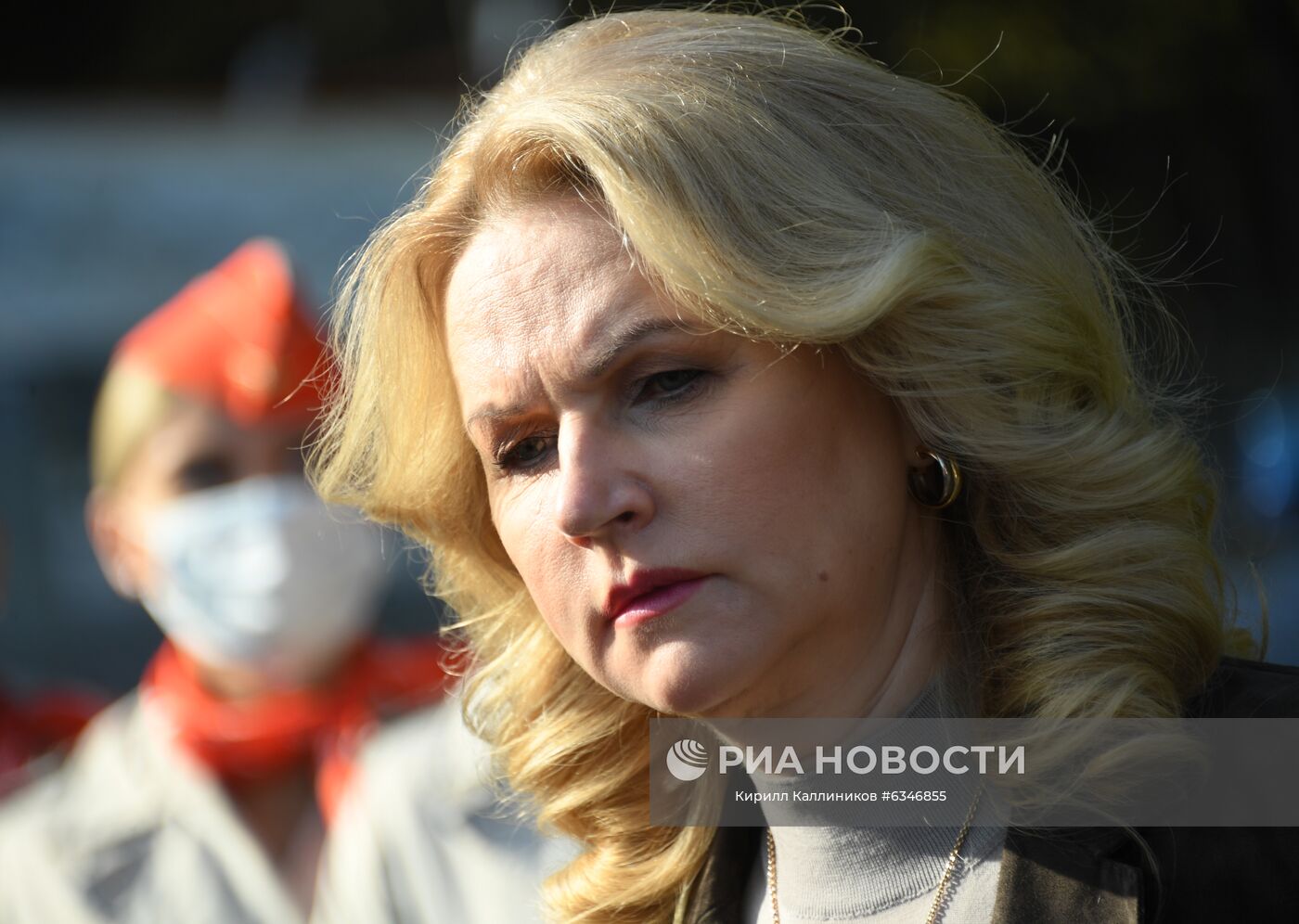 Заместитель председателя правительства РФ Татьяна Голикова во время посещения кинологического подразделения авиакомпании "Аэрофлот" в аэропорту Шереметьево, где приступили к тренировке служебных собак по выявлению коронавирусной инфекции у человека. Ученые разработали параметры инактивации коронавируса в пробах от больных радиологическим методом, чтобы максимально сохранить запах биопроб, сделав сам материал безопасным. Сейчас на этих образцах и тренируют служебных собак. Место: Россия. Автор: Кирилл Каллиников/РИА Новости. Тренировка служебных собак по выявлению новой коронавирусной инфекции