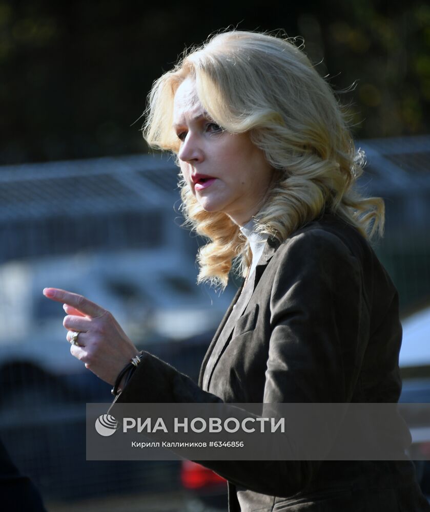 Заместитель председателя правительства РФ Татьяна Голикова во время посещения кинологического подразделения авиакомпании "Аэрофлот" в аэропорту Шереметьево, где приступили к тренировке служебных собак по выявлению коронавирусной инфекции у человека. Ученые разработали параметры инактивации коронавируса в пробах от больных радиологическим методом, чтобы максимально сохранить запах биопроб, сделав сам материал безопасным. Сейчас на этих образцах и тренируют служебных собак. Место: Россия. Автор: Кирилл Каллиников/РИА Новости. Тренировка служебных собак по выявлению новой коронавирусной инфекции