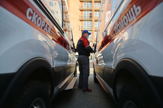 Вручение автомобилей скорой медицинской помощи учреждениям здравоохранения Свердловской области