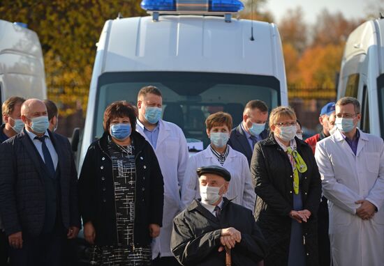 Вручение автомобилей скорой медицинской помощи учреждениям здравоохранения Свердловской области