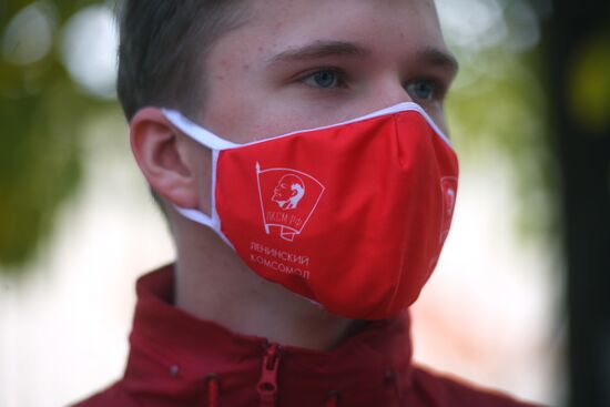 Возложение венков и цветов к памятному Кресту защитникам Дома Советов