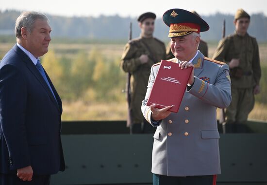 Церемония передачи минобороны РФ бронепоезда БП-43