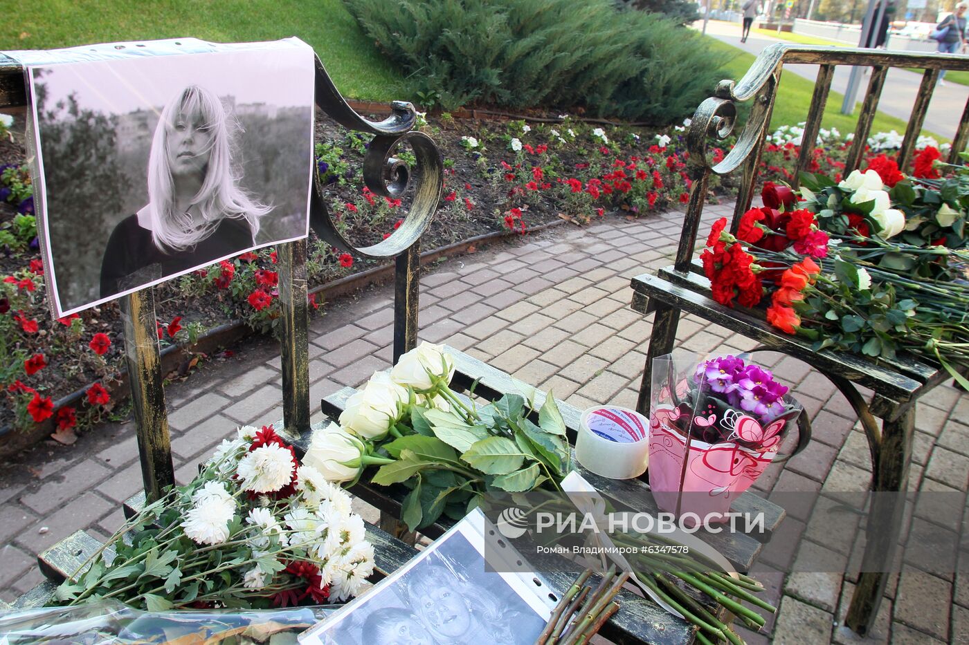 Люди несут цветы к месту самосожжения журналистки И. Славиной 