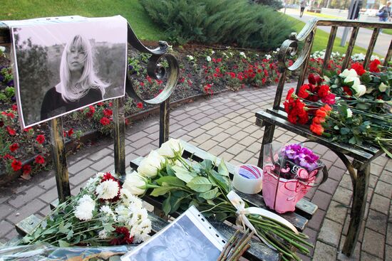 Люди несут цветы к месту самосожжения журналистки И. Славиной 