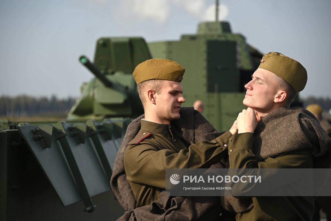 Церемония передачи минобороны РФ бронепоезда БП-43