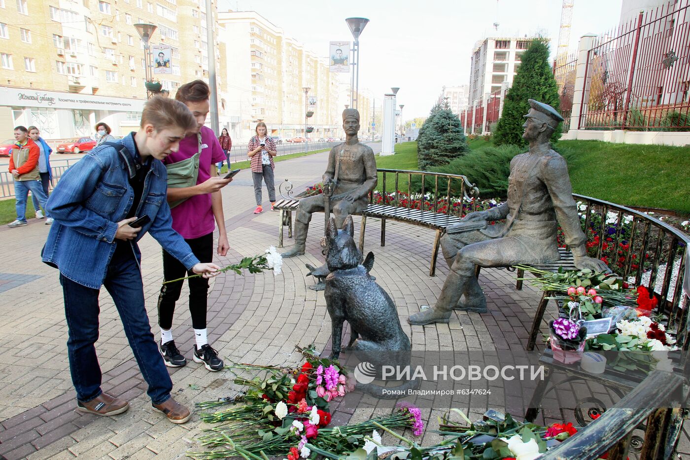 Люди несут цветы к месту самосожжения журналистки И. Славиной