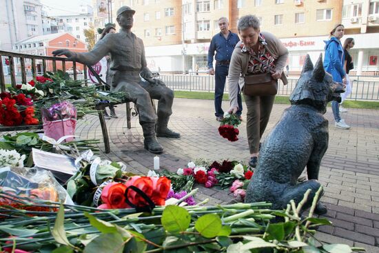 Люди несут цветы к месту самосожжения журналистки И. Славиной