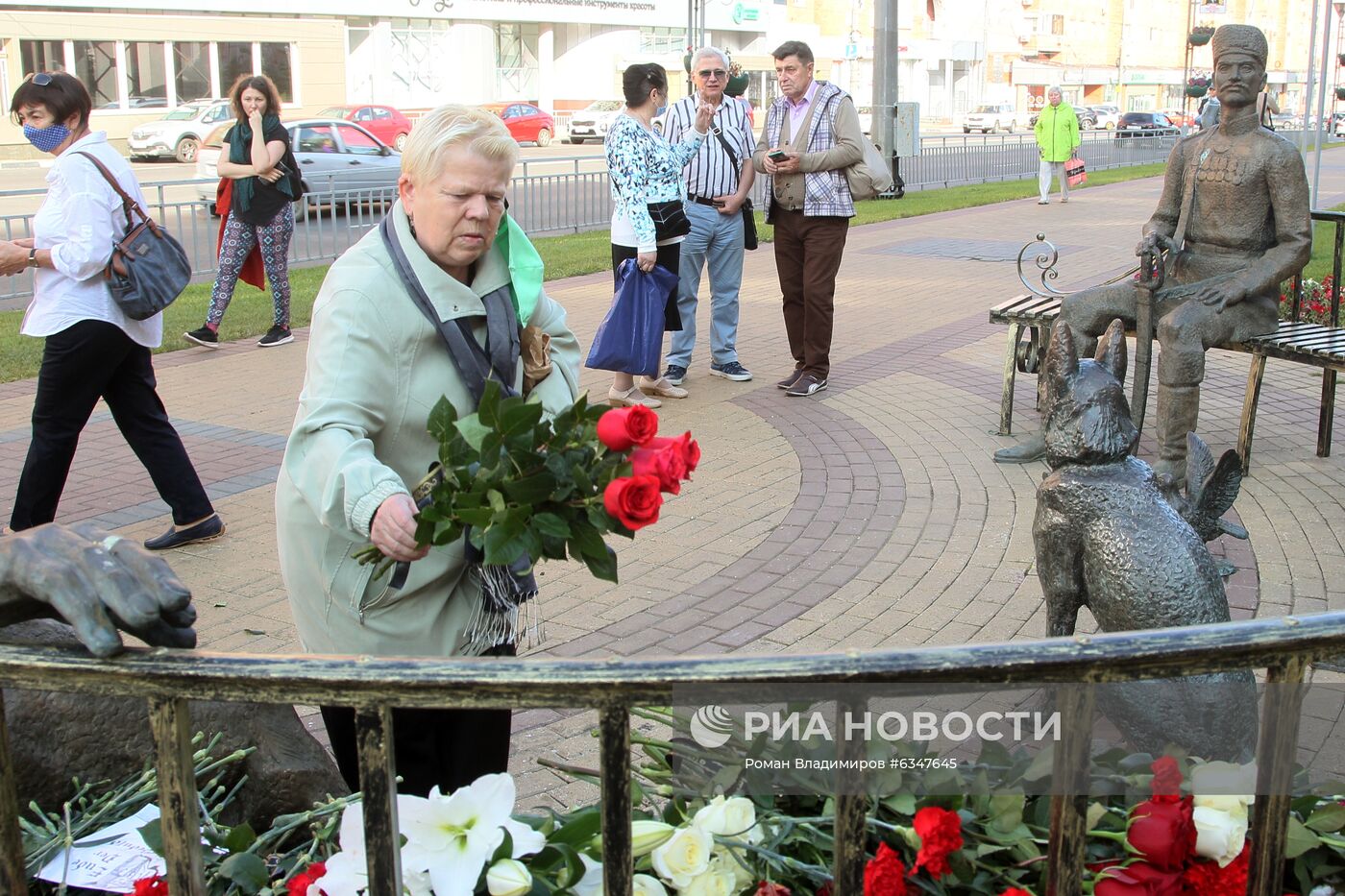 Люди несут цветы к месту самосожжения журналистки И. Славиной