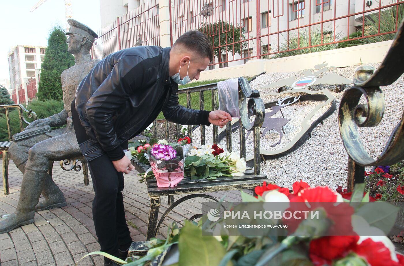 Люди несут цветы к месту самосожжения журналистки И. Славиной