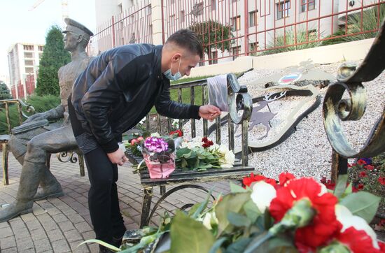 Люди несут цветы к месту самосожжения журналистки И. Славиной