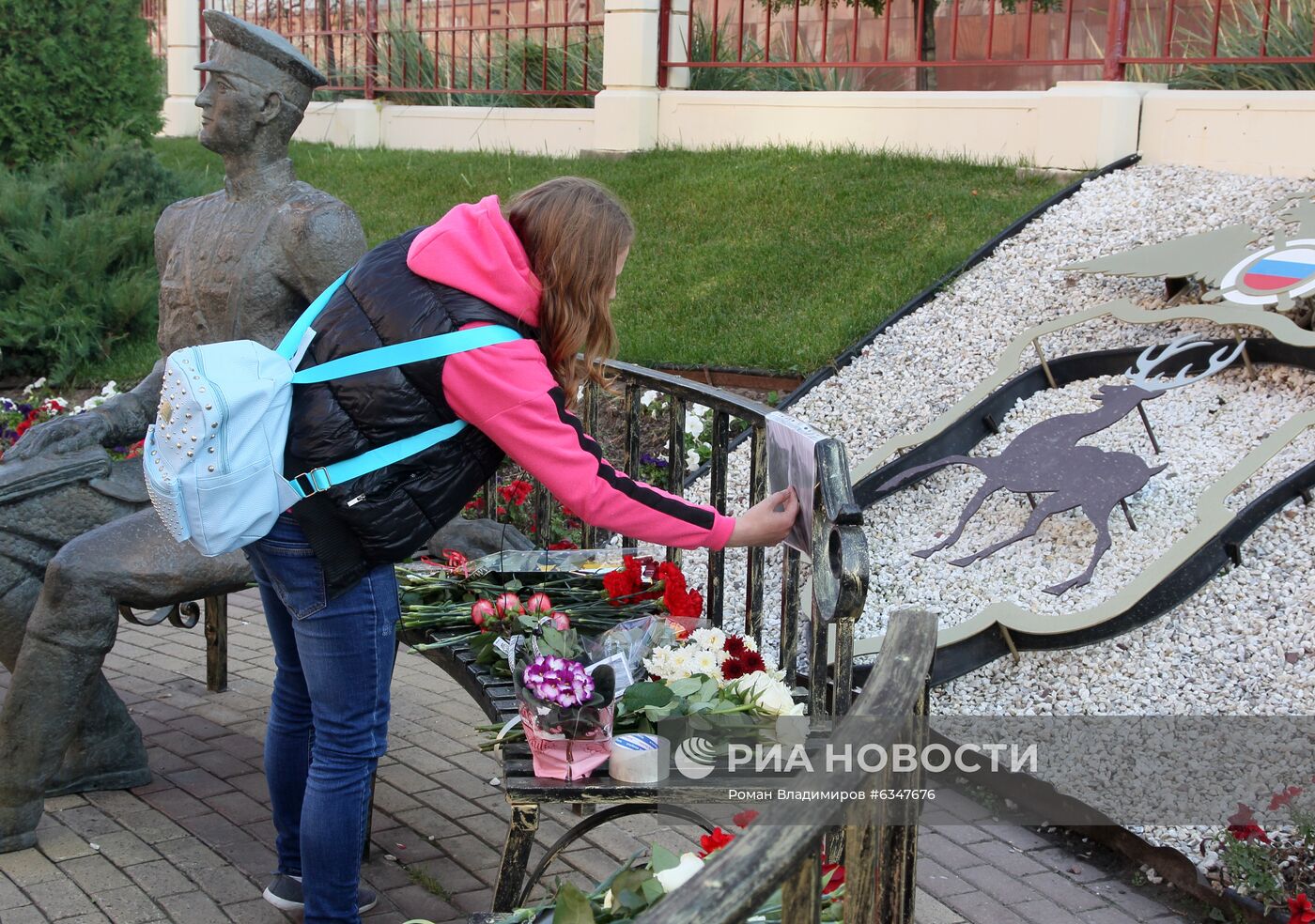 Люди несут цветы к месту самосожжения журналистки И. Славиной