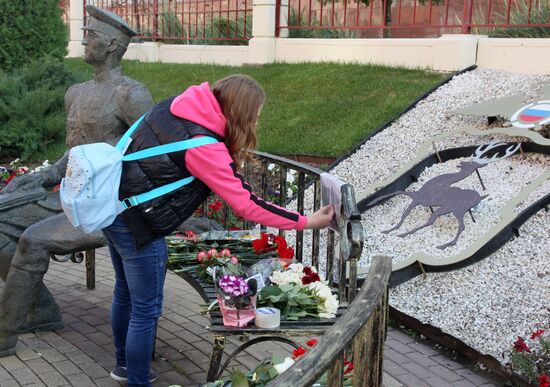 Люди несут цветы к месту самосожжения журналистки И. Славиной