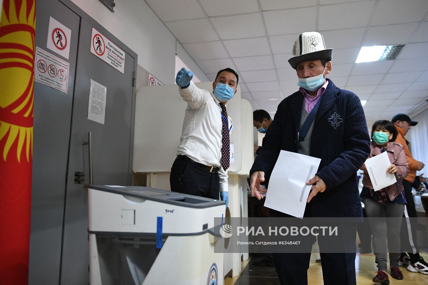 Голосование на парламентских выборах в посольстве Республики Кыргызстан в Москве