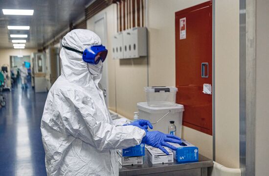 Лечение больных COVID-19 в больнице Св. Георгия в Санкт-Петербурге