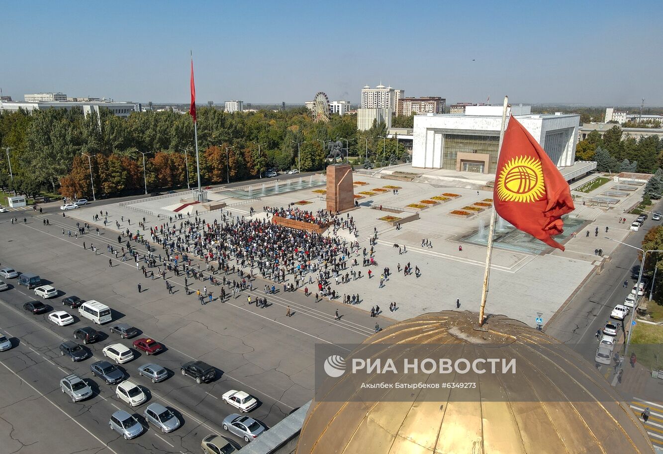 Участники акции протеста в Бишкеке. Протестующие аннулировать итоги парламентских выборов. Место: Киргизия, Бишкек. Автор: Акылбек Батырбеков/Sputnik/РИА Новости. Протесты в Бишкеке