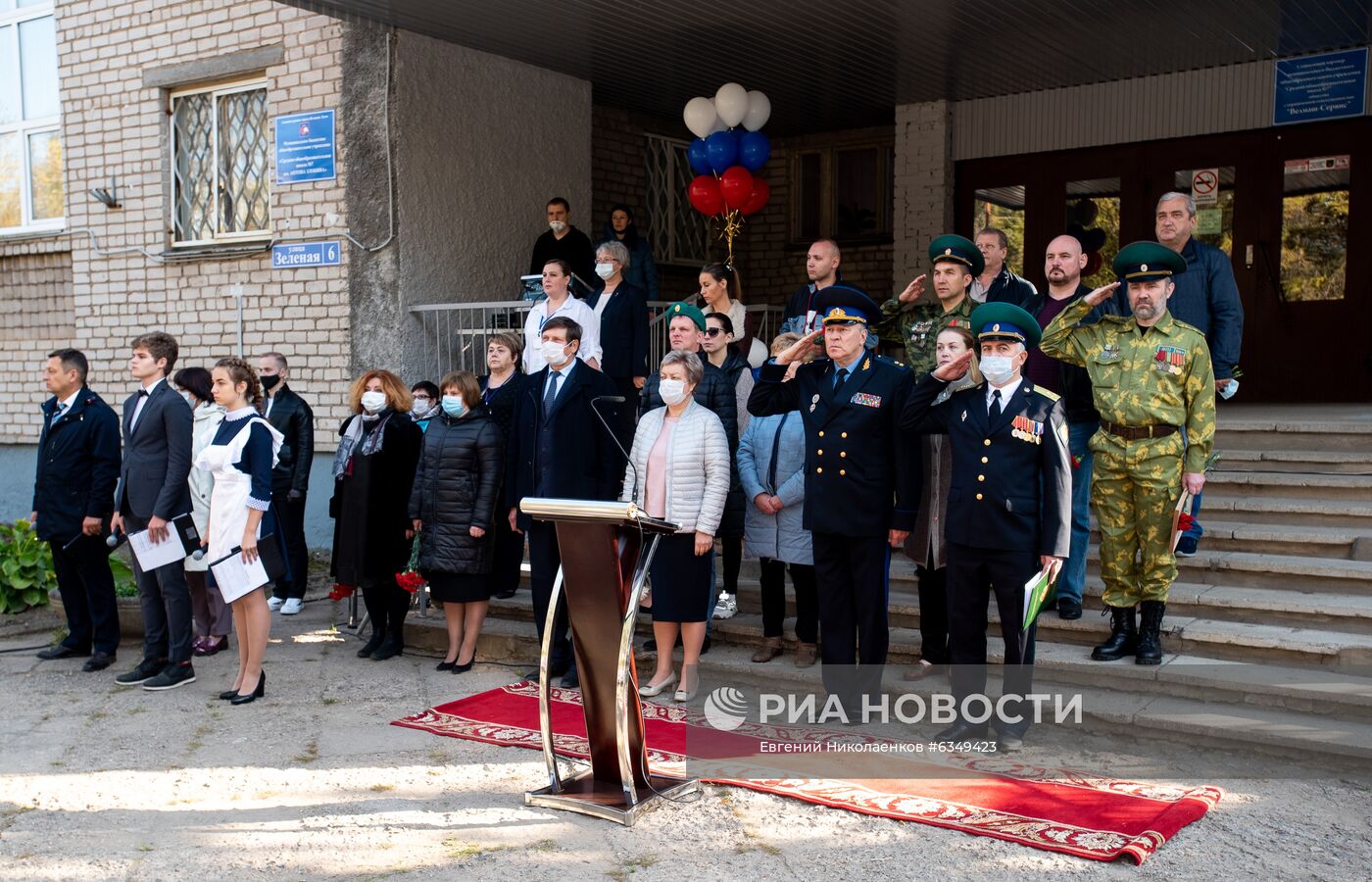 В Великих Луках школьники потеряли сознание во время линейки