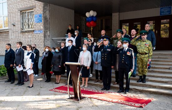 В Великих Луках школьники потеряли сознание во время линейки