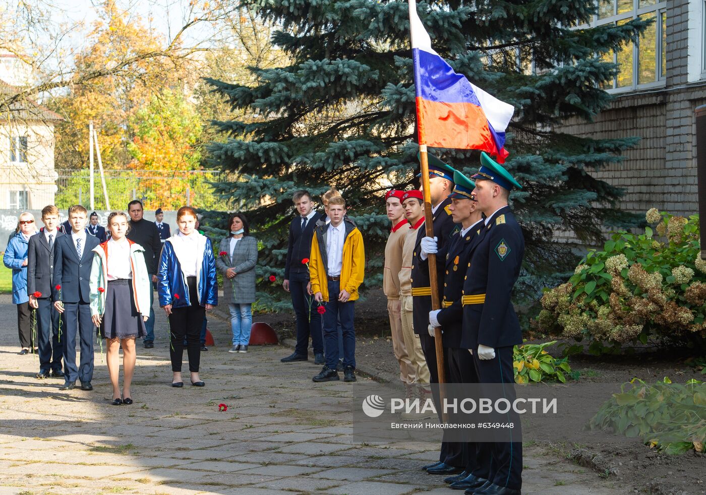 В Великих Луках школьники потеряли сознание во время линейки