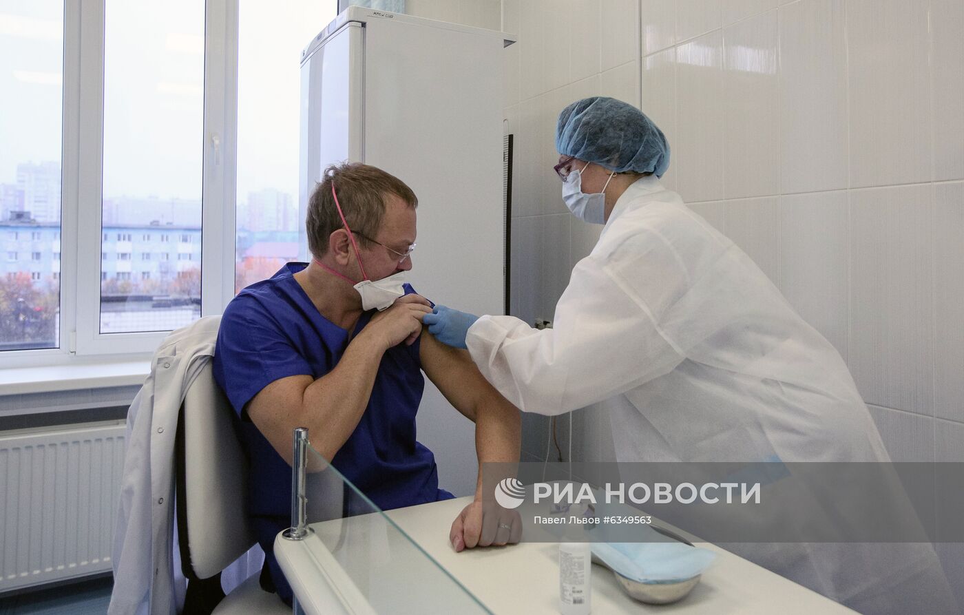 Вакцинация врачей от коронавируса в Мурманске