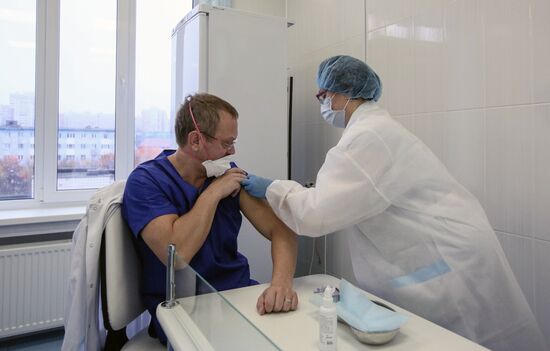 Вакцинация врачей от коронавируса в Мурманске