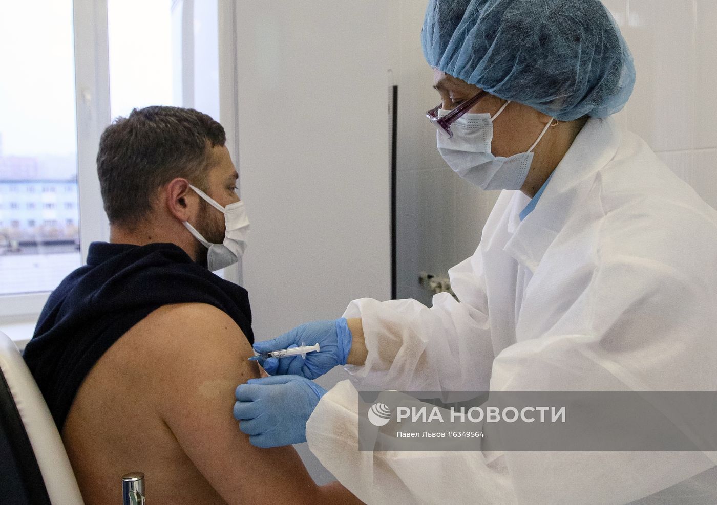 Вакцинация врачей от коронавируса в Мурманске