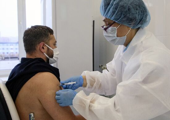 Вакцинация врачей от коронавируса в Мурманске