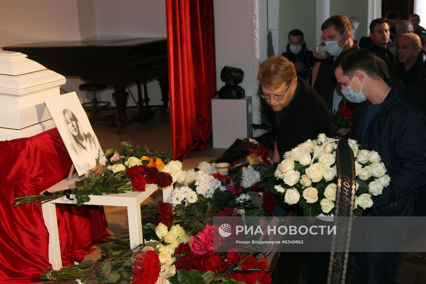 Нижегородский губернатор почтил память журналистки И. Славиной