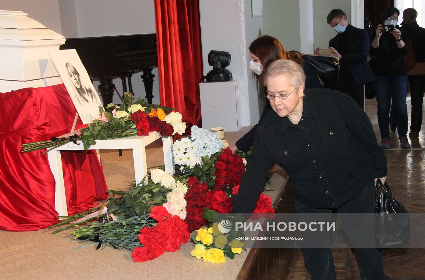 Нижегородский губернатор почтил память журналистки И. Славиной