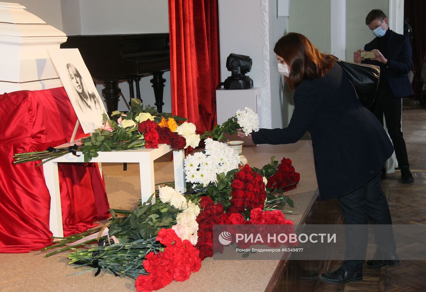 Нижегородский губернатор почтил память журналистки И. Славиной