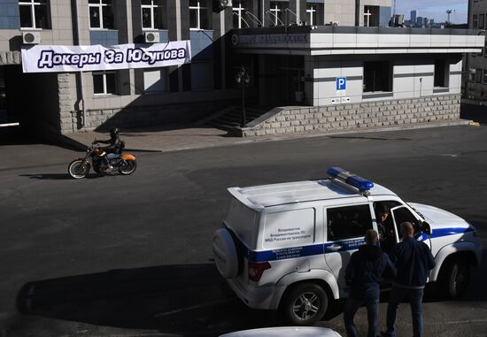 Докеры во Владивостоке протестуют против отставки гендиректора входящего в группу FESCO порта З. Юсупова