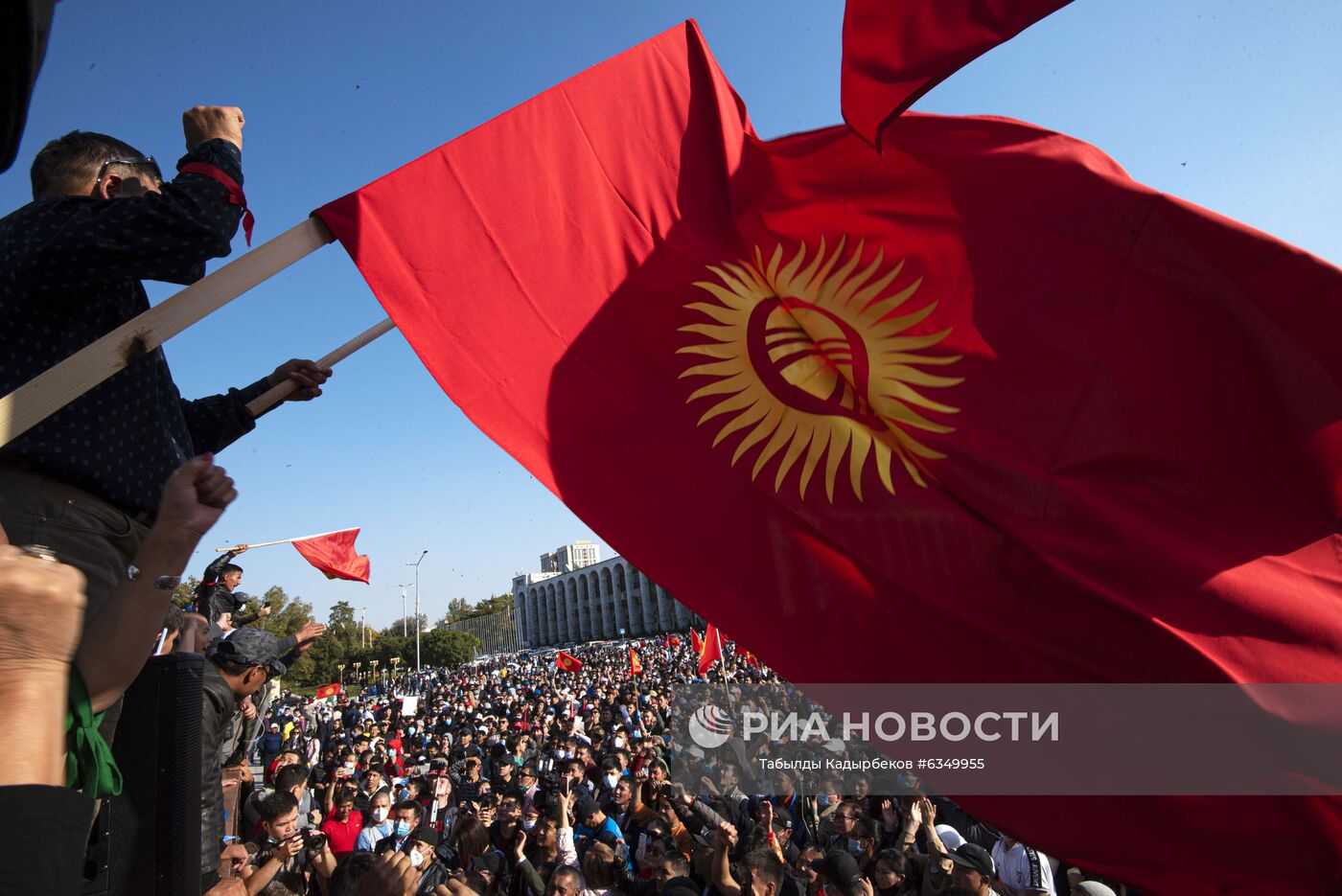 Участники акции протеста в Бишкеке. Протестующие требуют аннулировать итоги парламентских выборов. Место: Киргизия, Бишкек. Автор: Табылды Кадырбеков/Sputnik/РИА Новости. Протесты в Бишкеке