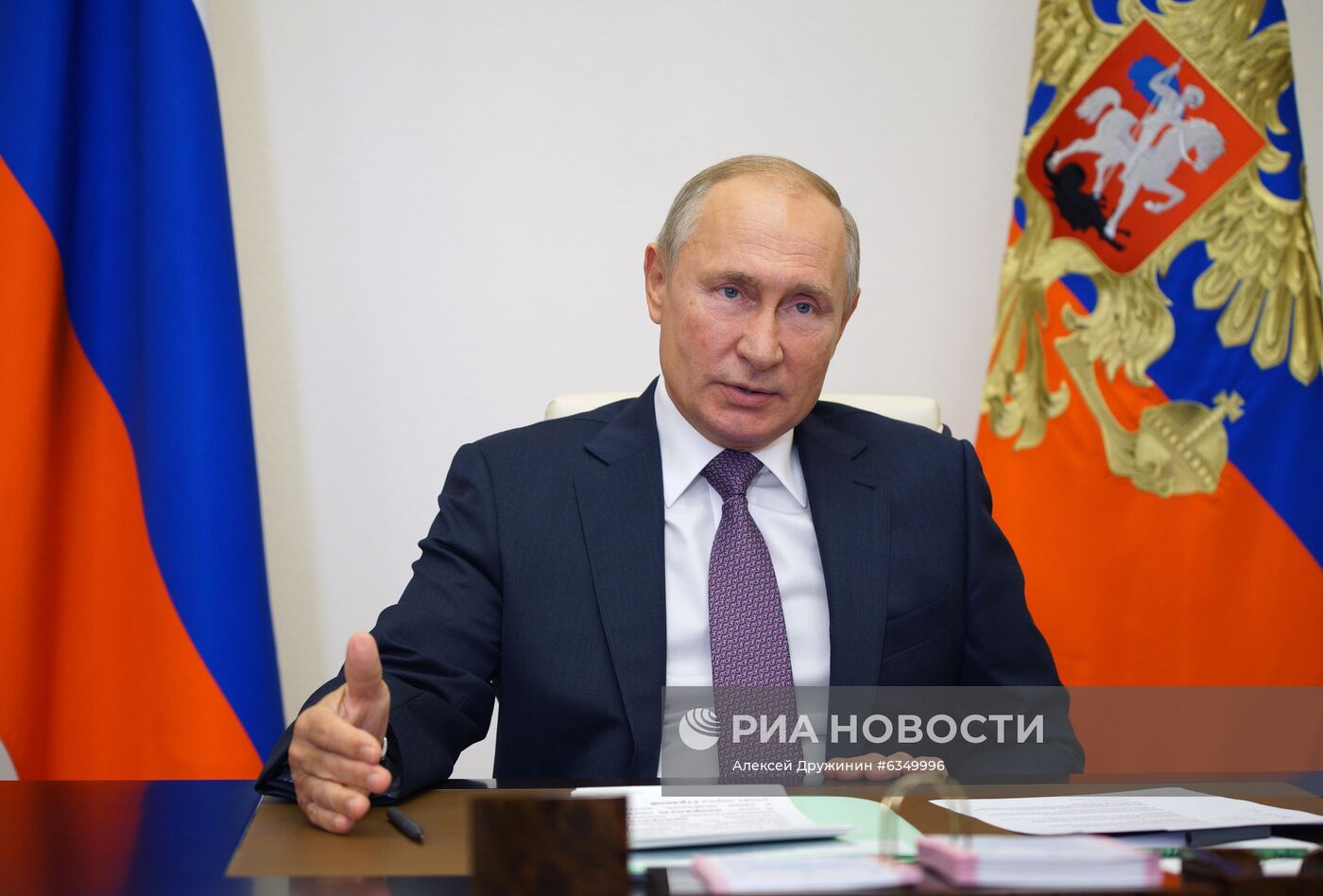 Президент РФ В. Путин провел встречу с лидерами думских фракций