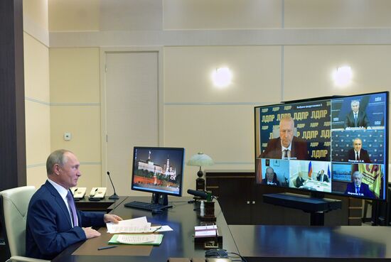 Президент РФ В. Путин провел встречу с лидерами думских фракций