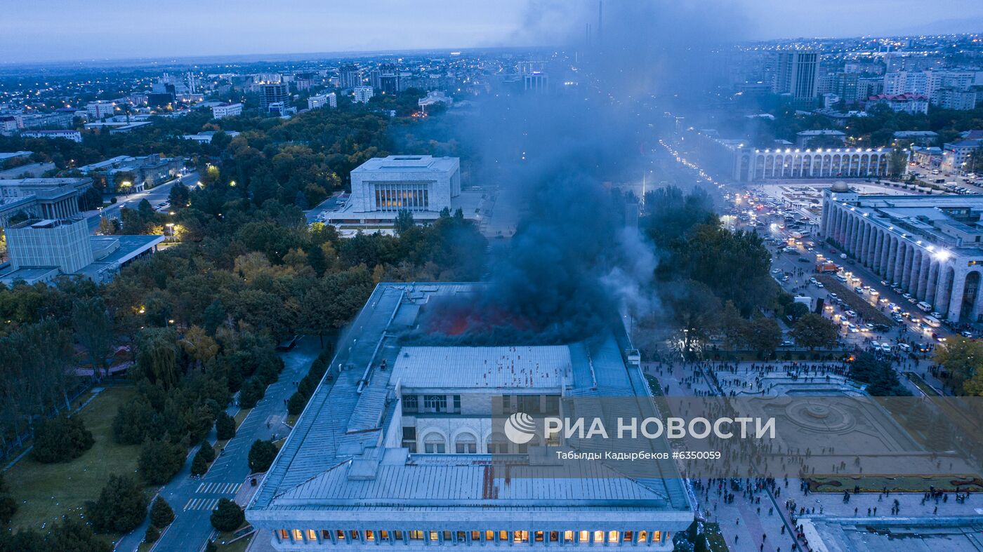 Последствия штурма протестующими здания Белого дома в Бишкеке. На центральной площади Бишкека Ала-Тоо 5 октября начались протесты сторонников партий, не прошедших в парламент Киргизии на выборах в минувшее воскресенье. После попытки штурма ворот Белого дома начались столкновения между милицией и митингующими. Ночью митингующие захватили Белый дом, где располагаются парламент и администрация президента. 6 октября оппозиция после уличных протестов добилась аннулирования итогов парламентских выборов. ЦИК Киргизии признала итоги выборов недействительными. Место: Киргизия, Бишкек. Автор: Табылды Кадырбеков/Sputnik/РИА Новости. Протесты в Бишкеке