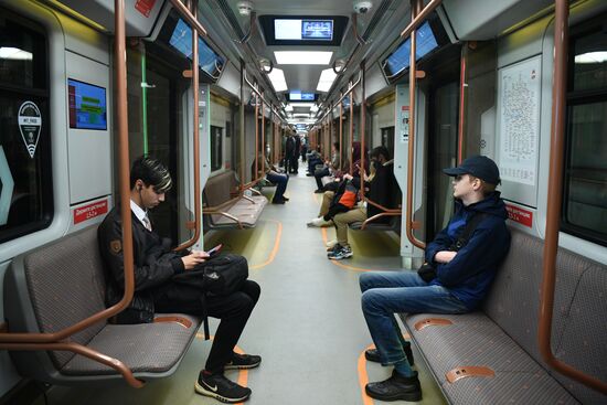 Поезд нового поколения "Москва-2020"  вышел на кольцевую линию метро