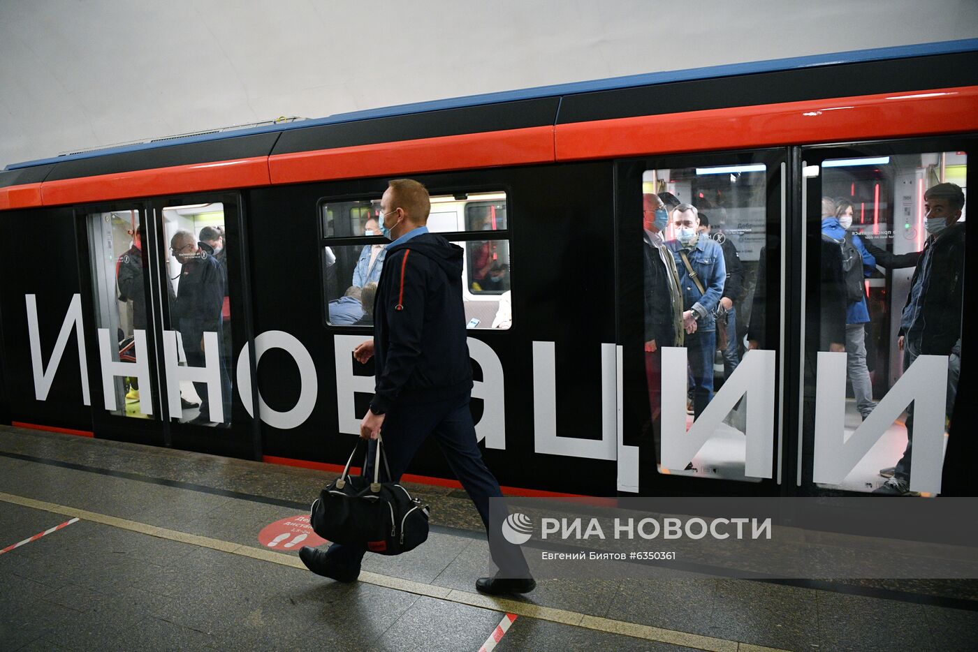 Поезд нового поколения "Москва-2020"  вышел на кольцевую линию метро